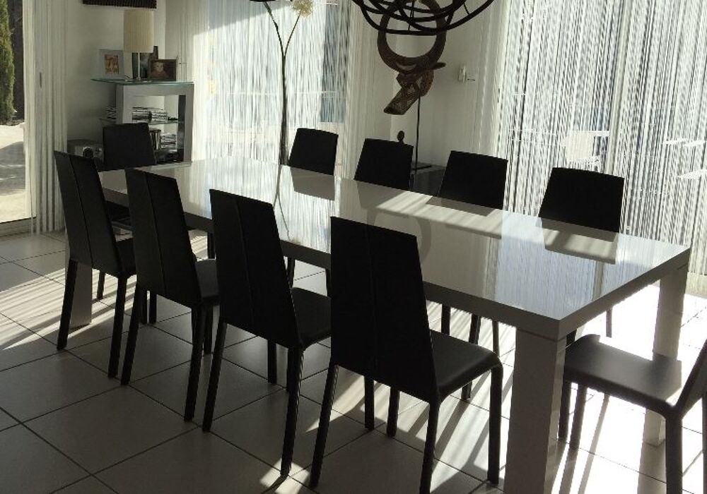 Une table de repas blanche laqu&eacute;e et 10 chaises en cuir Meubles