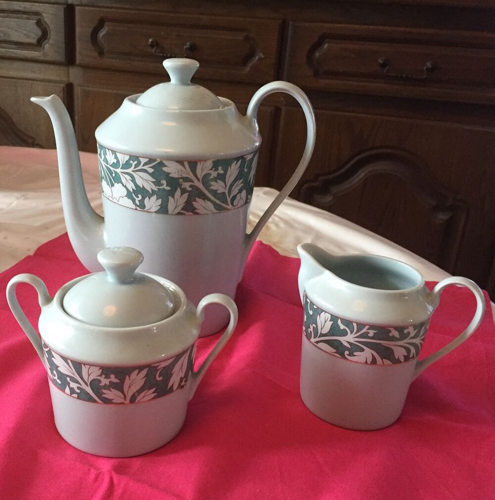 Ensemble Th&eacute;i&egrave;re, sucrier et cr&eacute;mier en porcelaine de Sologne Décoration