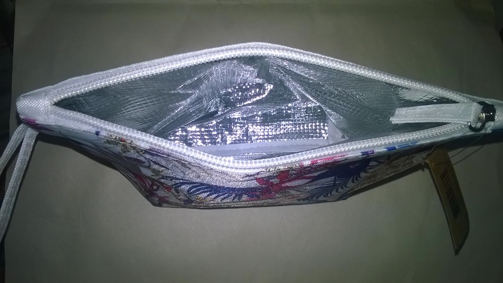 Trousse de maquillage
Isotherme
Neuve
Id&eacute;ale pour l'&eacute;t&eacute;
P Maroquinerie