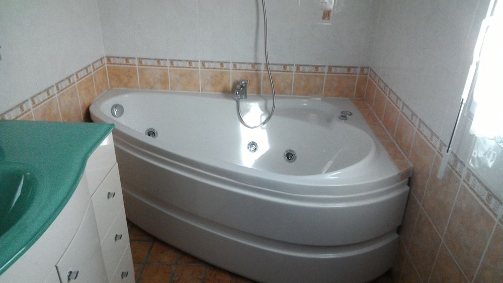Baignoire baln&eacute;o avec meuble salle-de-bain en cadeau Meubles