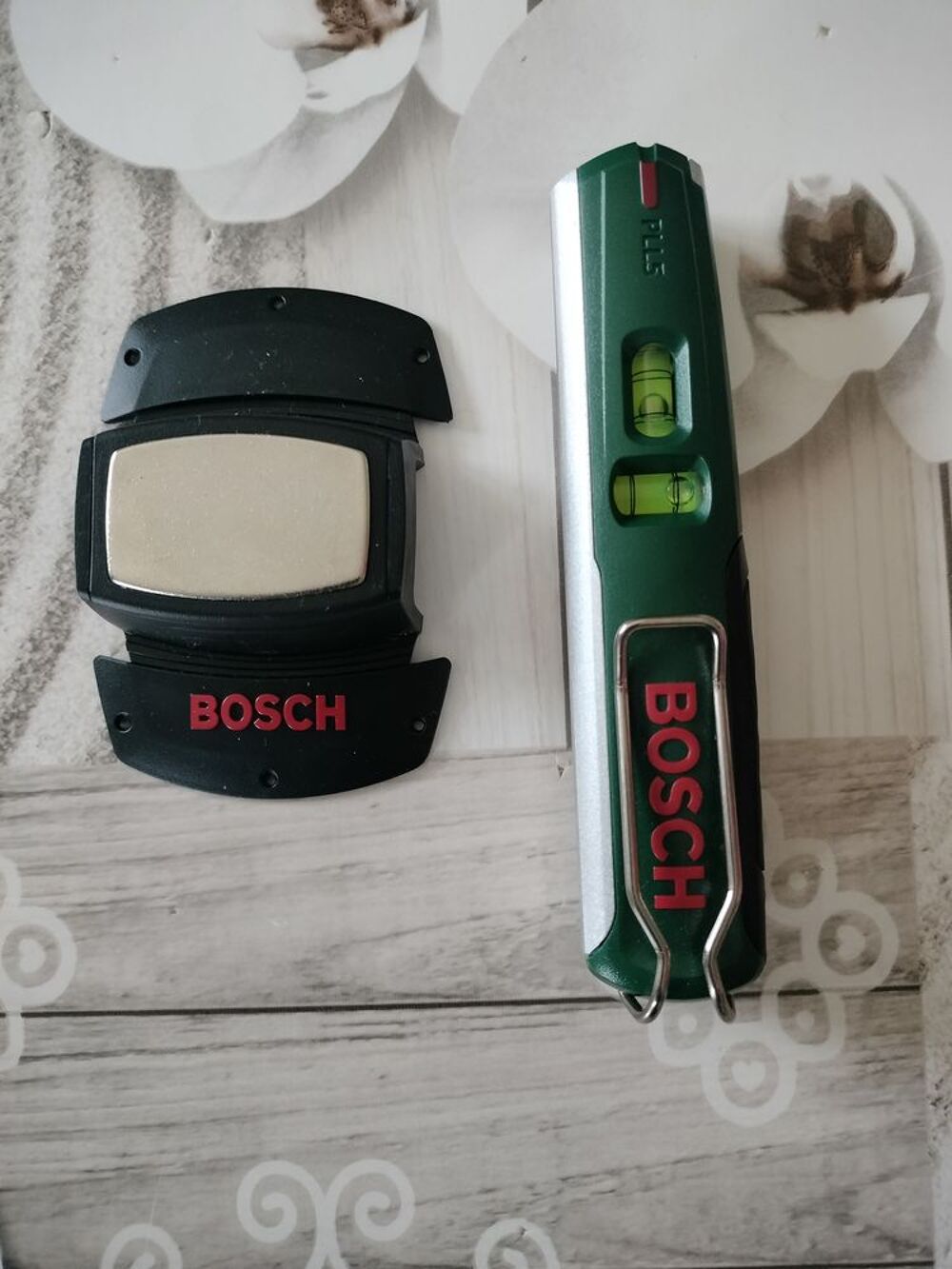 Niveau &agrave; bulle laser Bosch PLL5 avec support mural Bricolage
