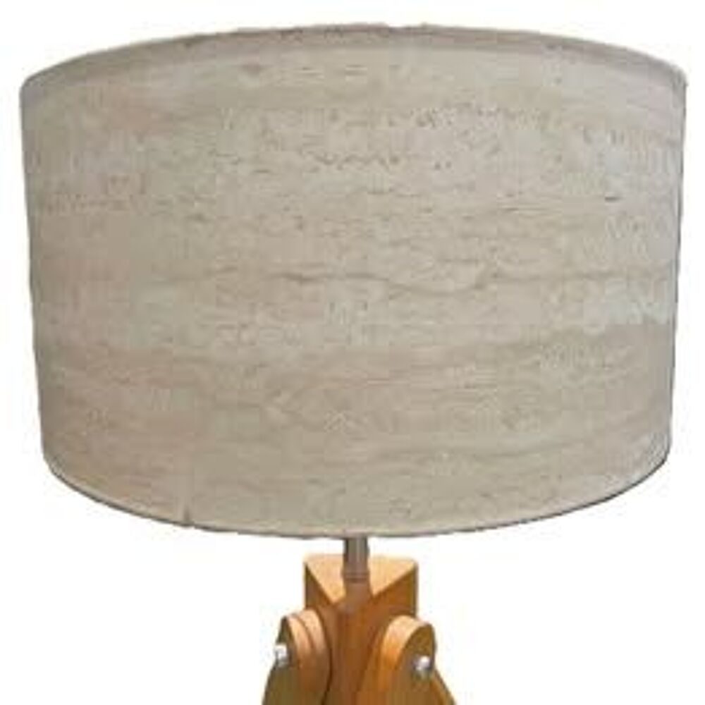Lampadaire tr&eacute;pied
Décoration
