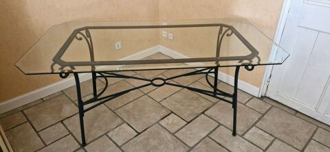 Table, plateau en verre biseauté et armature en fer forgé
Saint-Pierre-les-Étieux (18)
