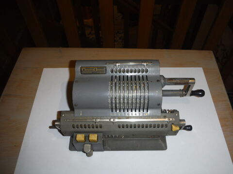 calculatrice mécanique ou arithmomètre 250 Melesse (35)