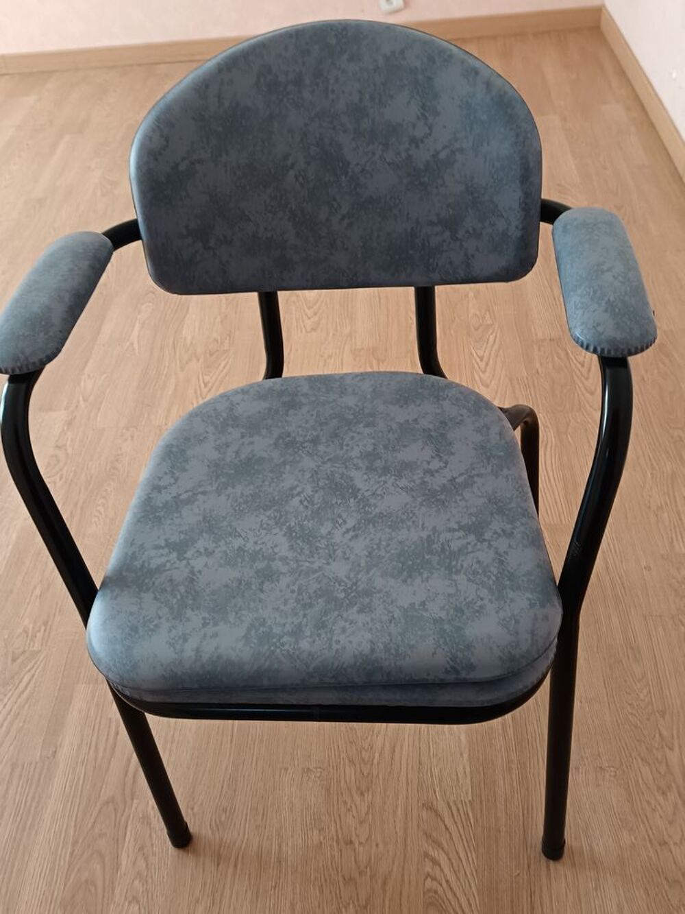 Fauteuil roulant plus chaise perc&eacute;e Meubles
