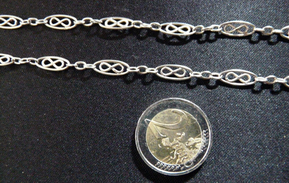Belle et grande Cha&icirc;ne en Argent &agrave; motifs d'&eacute;poque 1880 Bijoux et montres