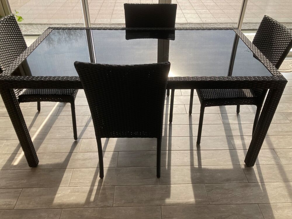 Table avec 4 chaises effet rotin fonc&eacute; Meubles