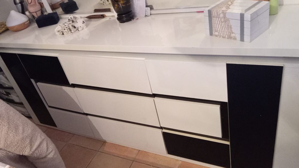 TRES BEAU BUFFET BLANC LAQUE DESIGN
Meubles