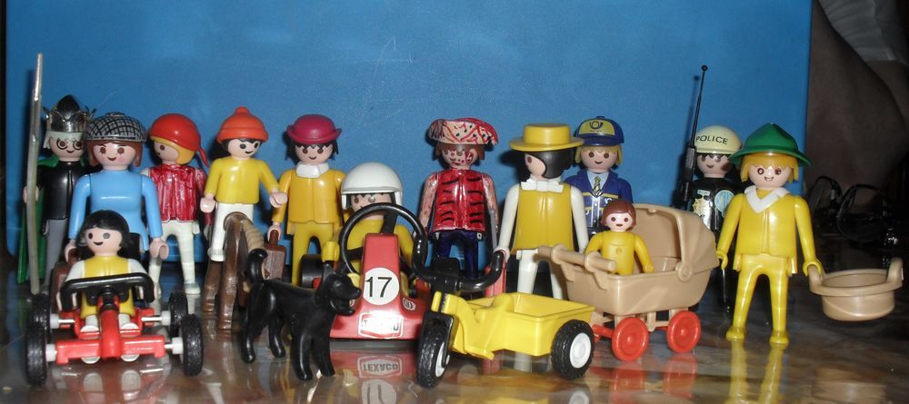 Playmobil .10 adultes divers, 2 enfants, 1 b&eacute;b&eacute; etc Jeux / jouets