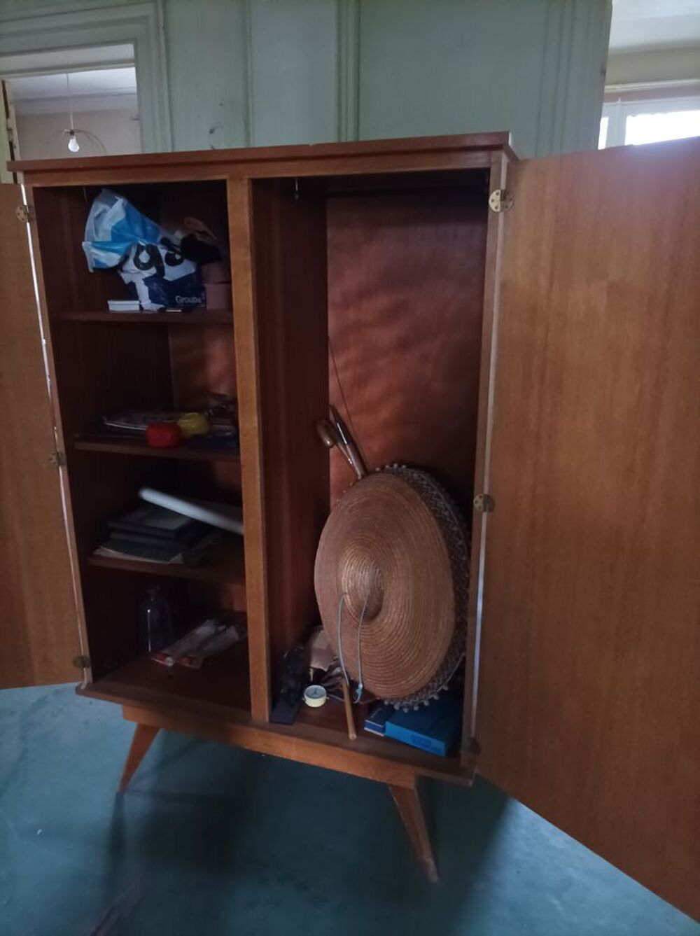 une armoire en tr&egrave;s bonne &eacute;tat. Meubles