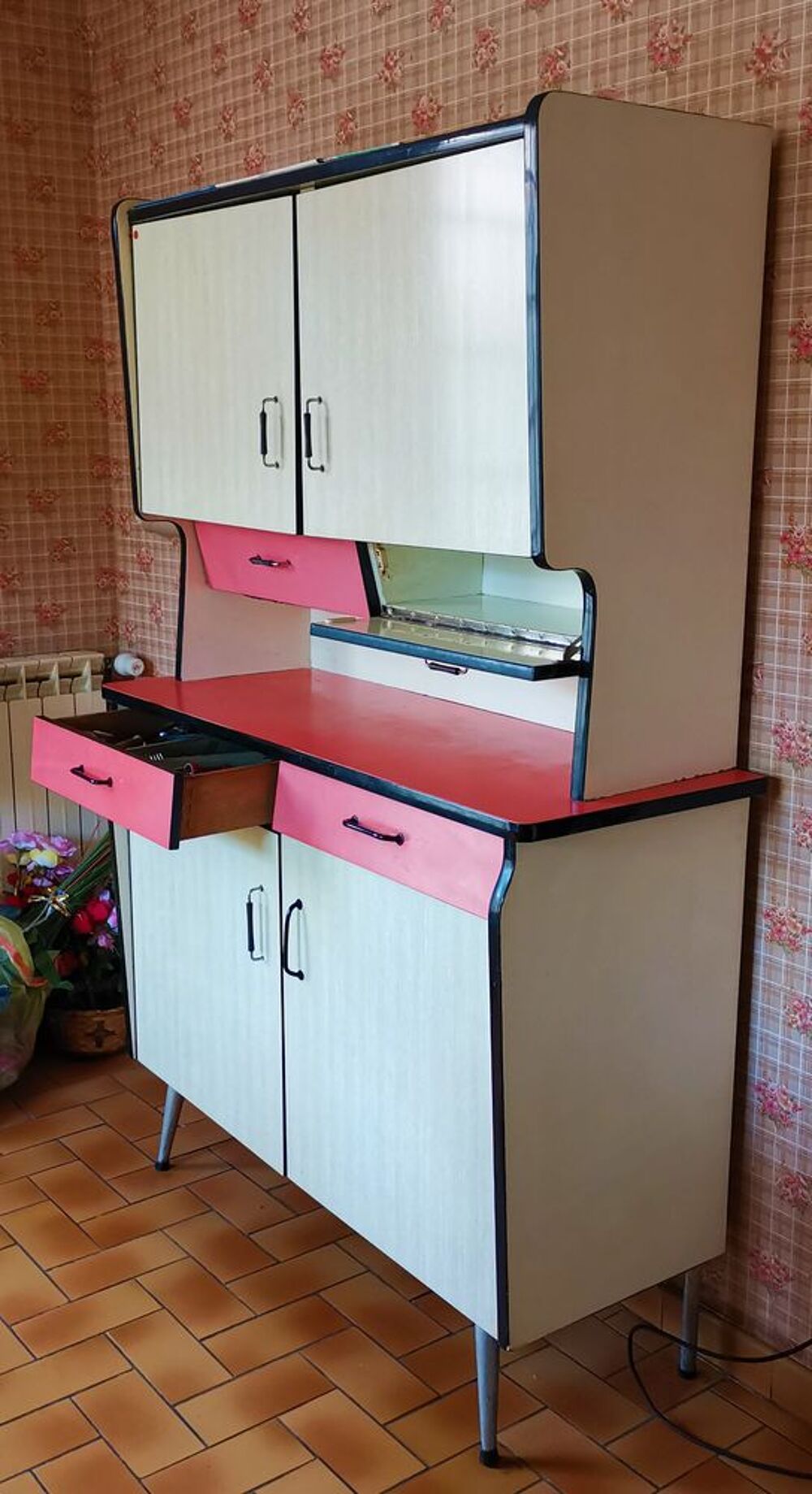 Buffet formica blanc et rouge .et table et chaises Meubles