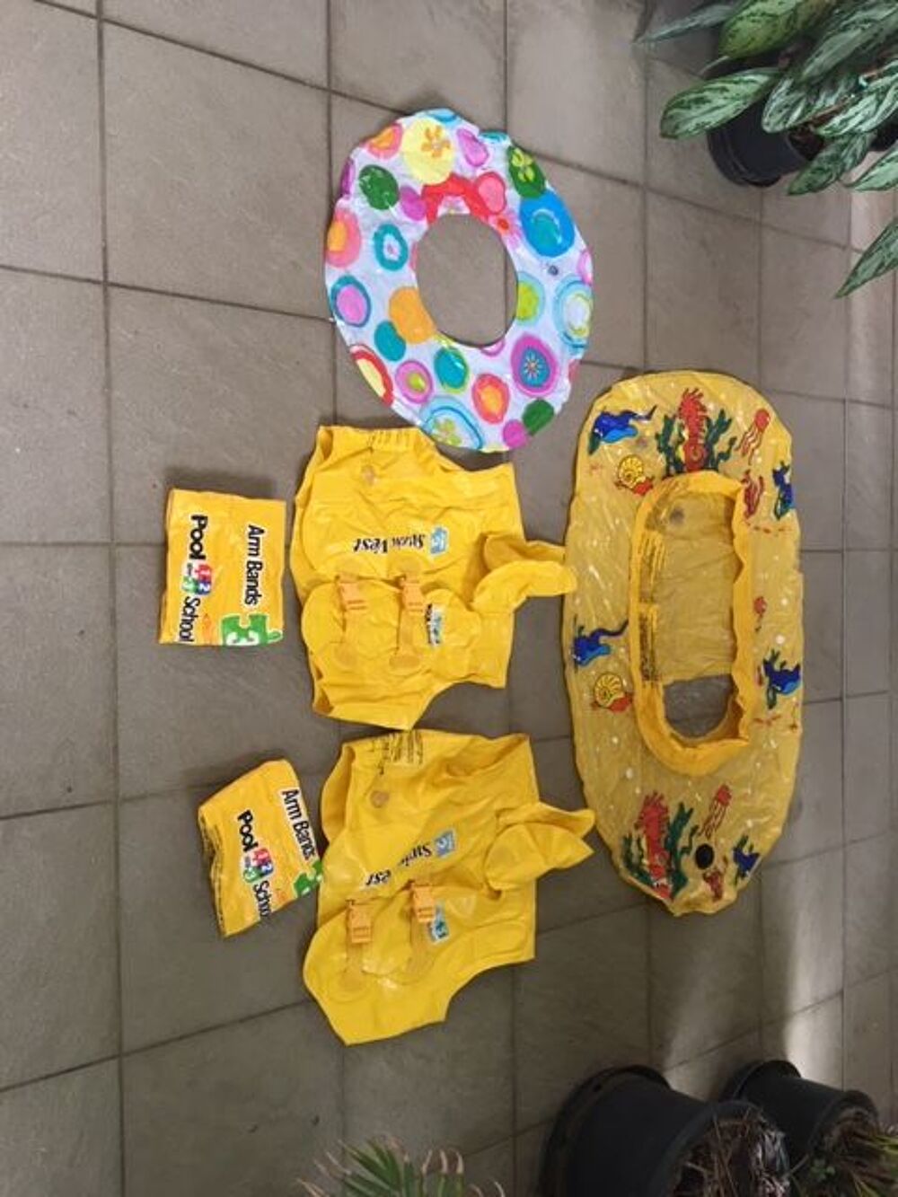 Bou&eacute;e + chaussures de plages Vêtements enfants