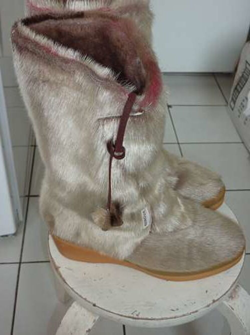 BOTTES EN PEAUX DE PHOQUE NEUVES . Chaussures
