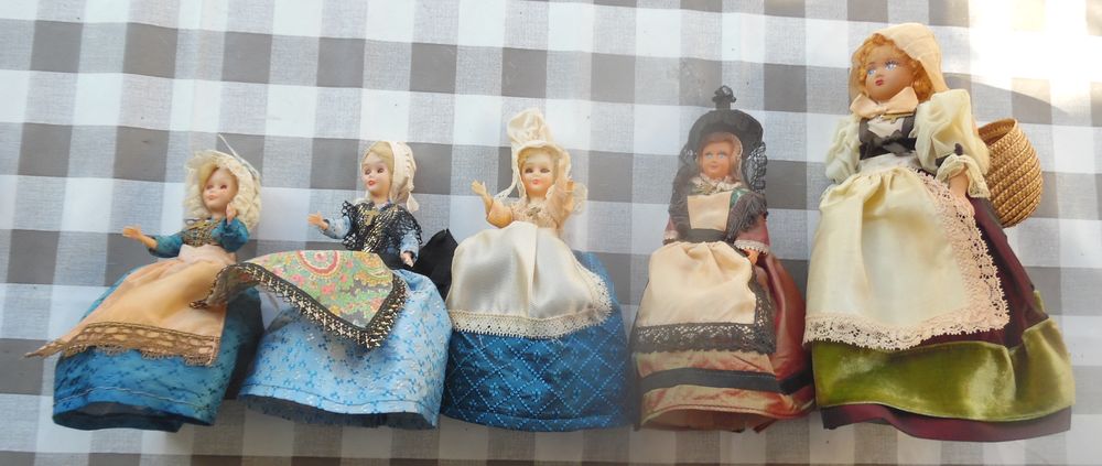 poup&eacute;es &agrave; collectionner 3 de 14 cm 1 de 18 cm et 1 de 22 cm 