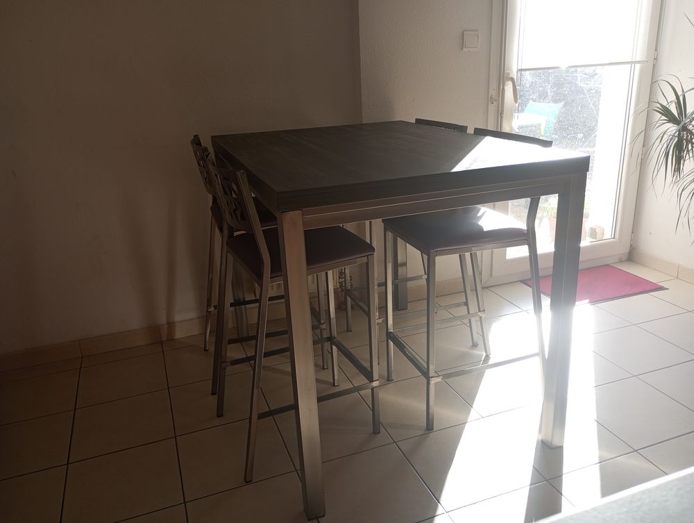 Table haute bois et m&eacute;tal. 4 tabourets Meubles