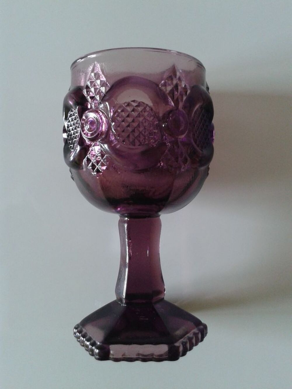 coupe sur pied et carafe publicitaires AVON en verre mauve 