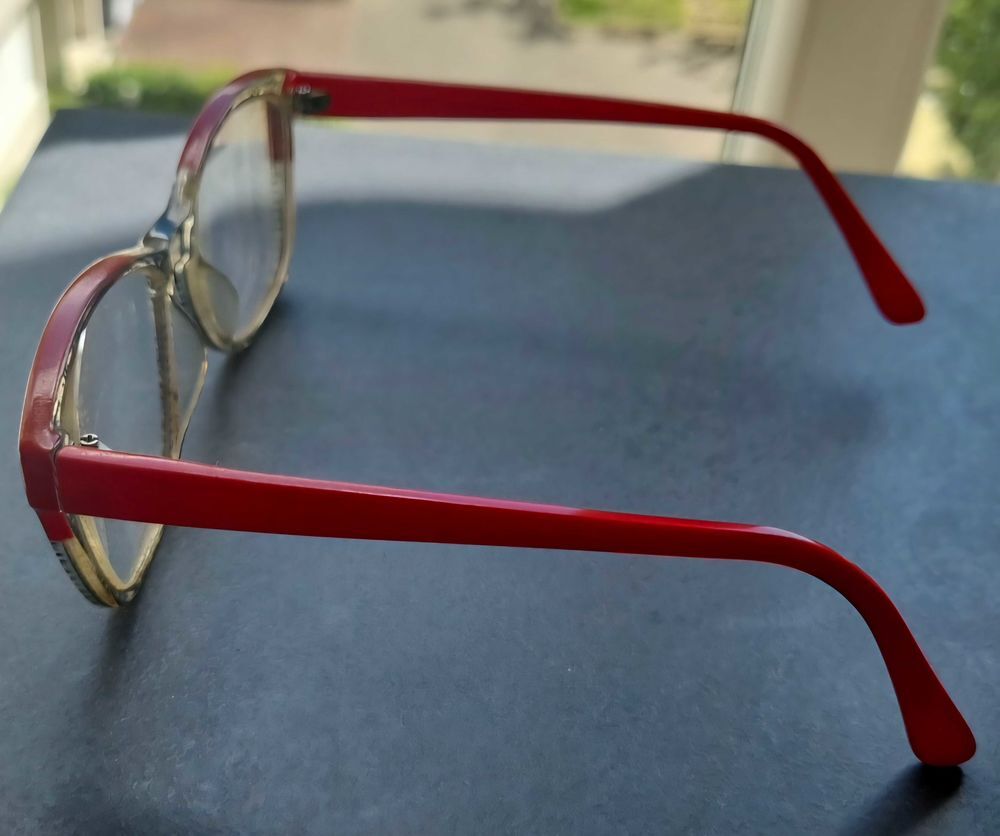 Lunettes rouge et noir . TBE Bijoux et montres