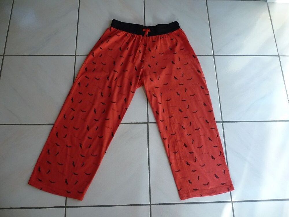 Pantacourt rouge motifs moustaches noires T. 38-40 Vêtements