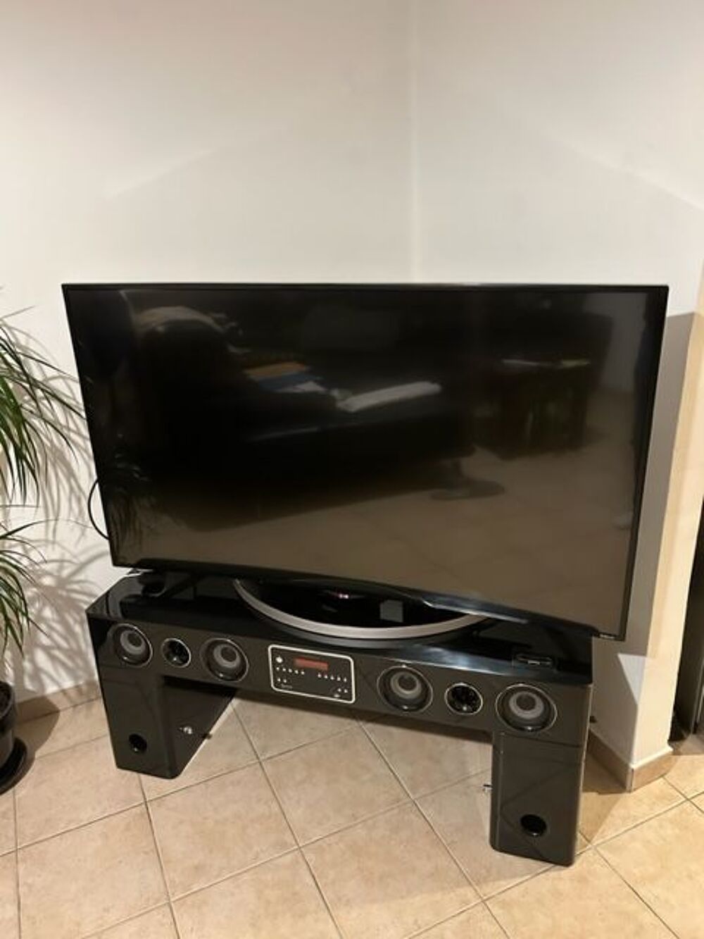 Eran plat incurv&eacute; LG 138 CM avec table barre de son 2018 Photos/Video/TV