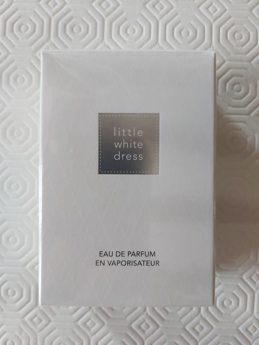 Eau de parfum Avon neuf Bijoux et montres