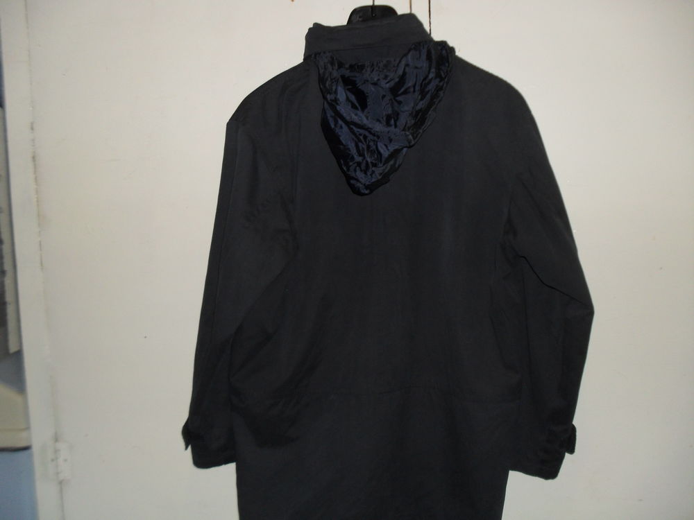 veste imperm&eacute;able en su&egrave;dine bleu marine. 
Vêtements