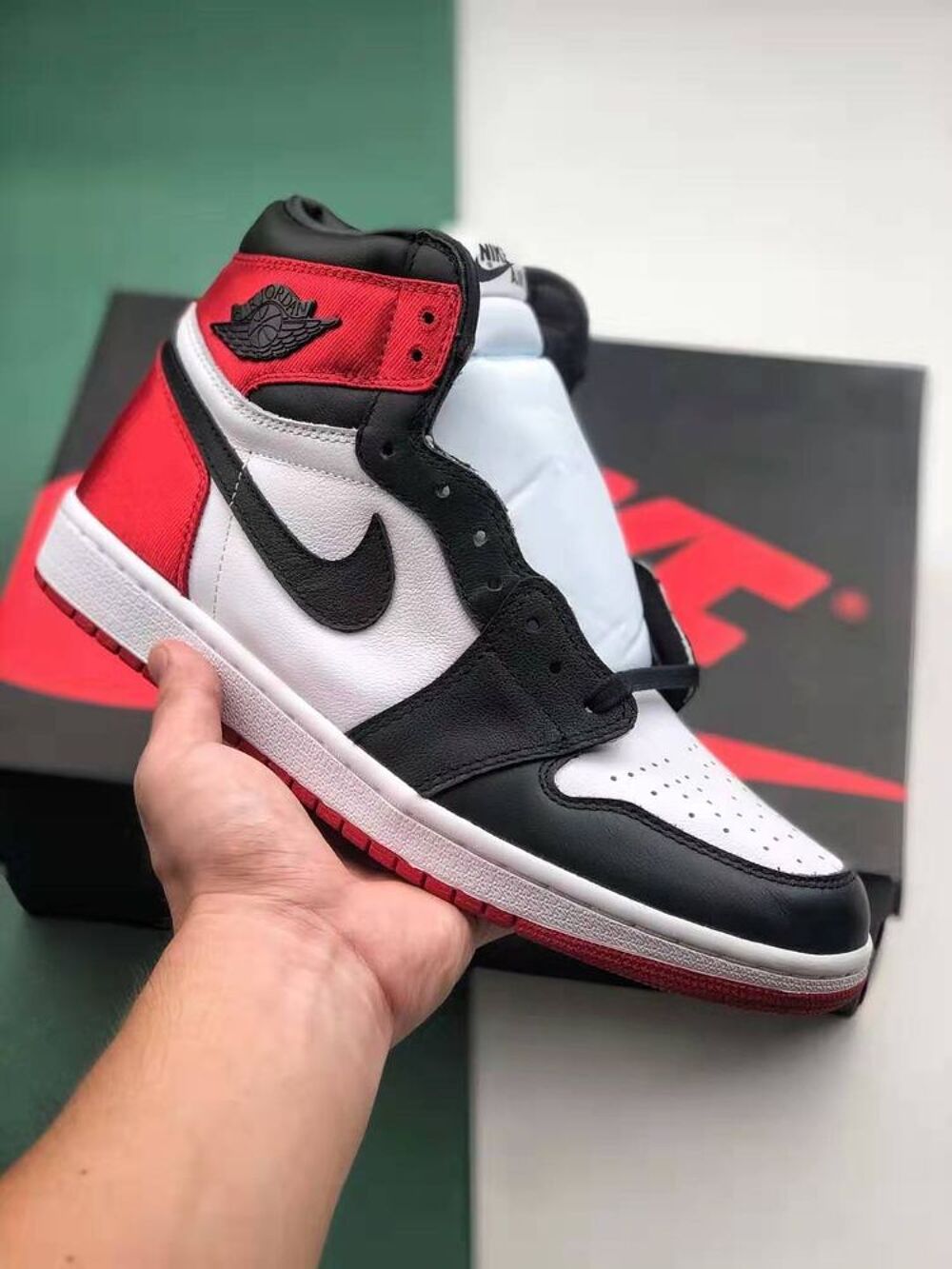 Nike Air Jordan 1 Retro High Satin Black Toe Chaussures