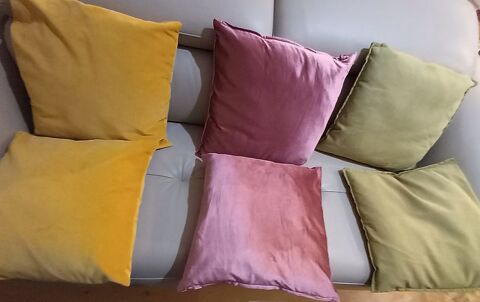 Lot de six coussins multicolores tr�s bon �tat & propres Nice (06)