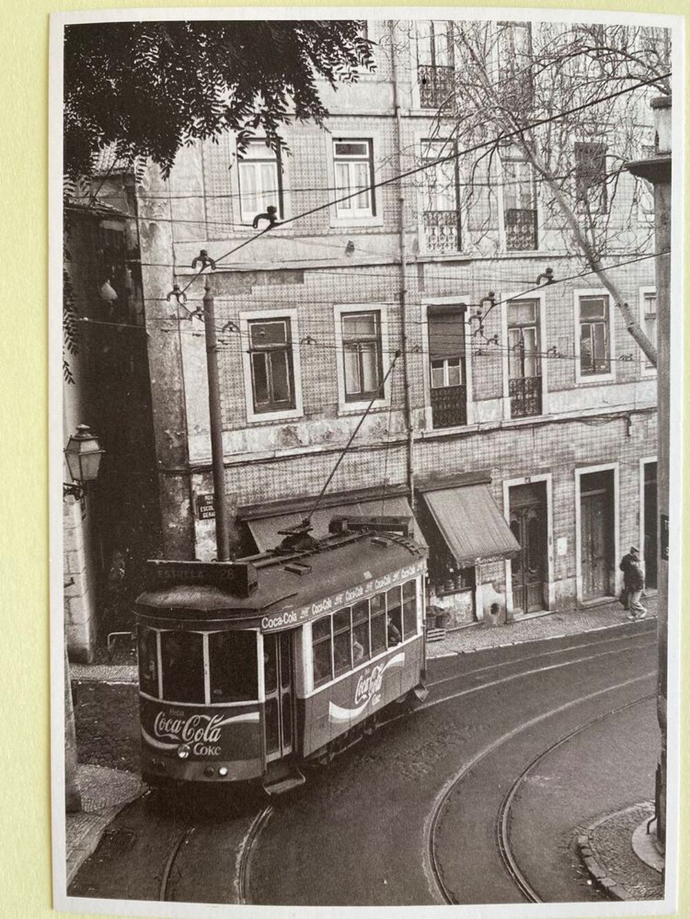Tramway N&deg; 28 carte postale Lisbonne Portugal Noir et Blanc 
