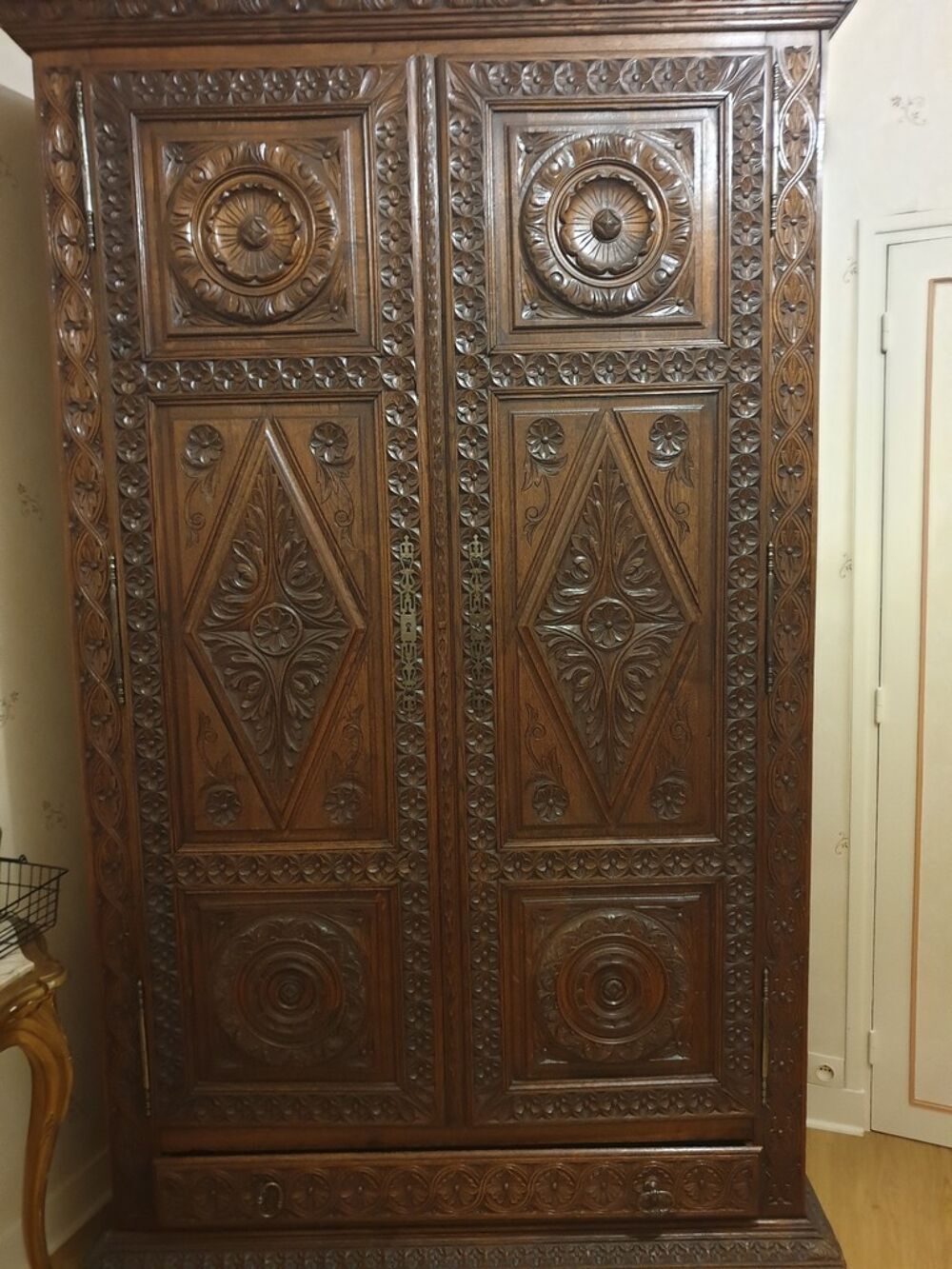 Armoire en bois sculpt&eacute; Meubles