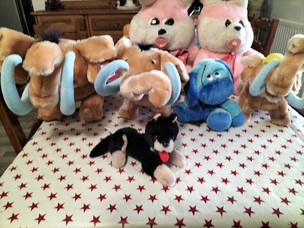 Lot de diff&eacute;rentes peluches. 