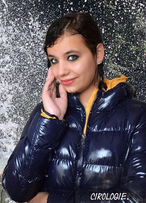 Doudoune brillante bleu fonc� d�perlante ? Femme Ado 12 Lyon 5 (69)