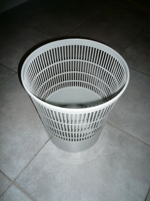 Corbeille � papier gris clair 3 Boisset-et-Gaujac (30)