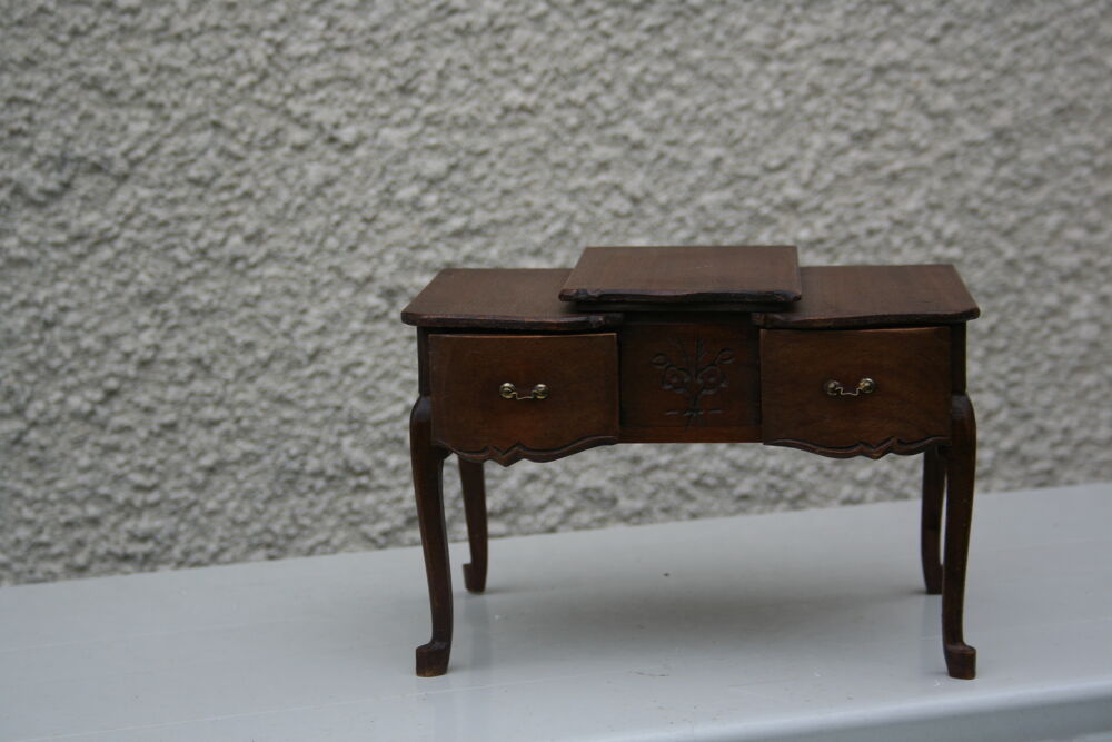 Jouet : une coiffeuse miniature en bois Jeux / jouets