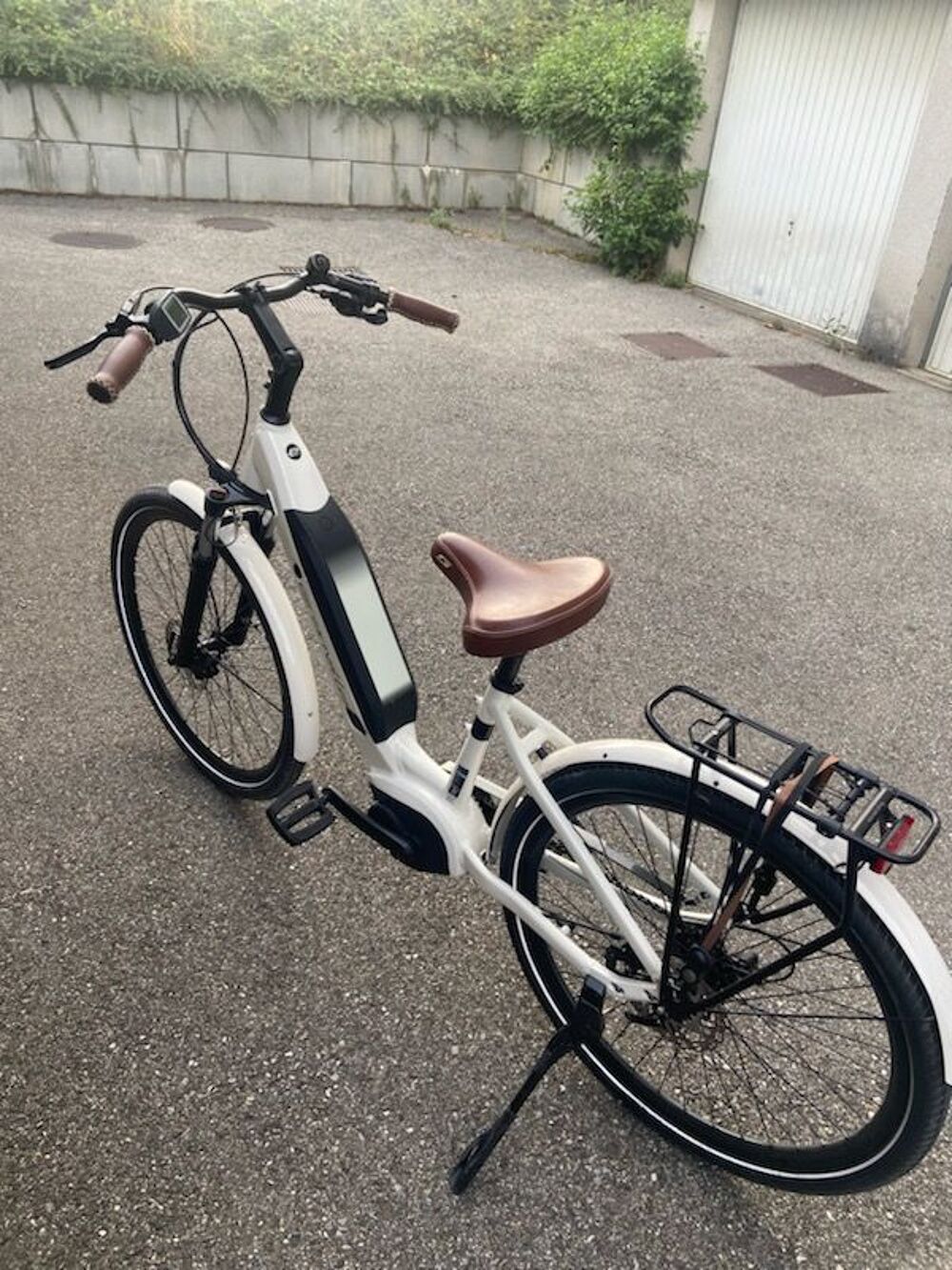 V&eacute;lo &eacute;lectrique Granville et casque Vlos