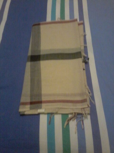 Grande �charpe  de qualite neuve  pour offrir 10 Tourcoing (59)