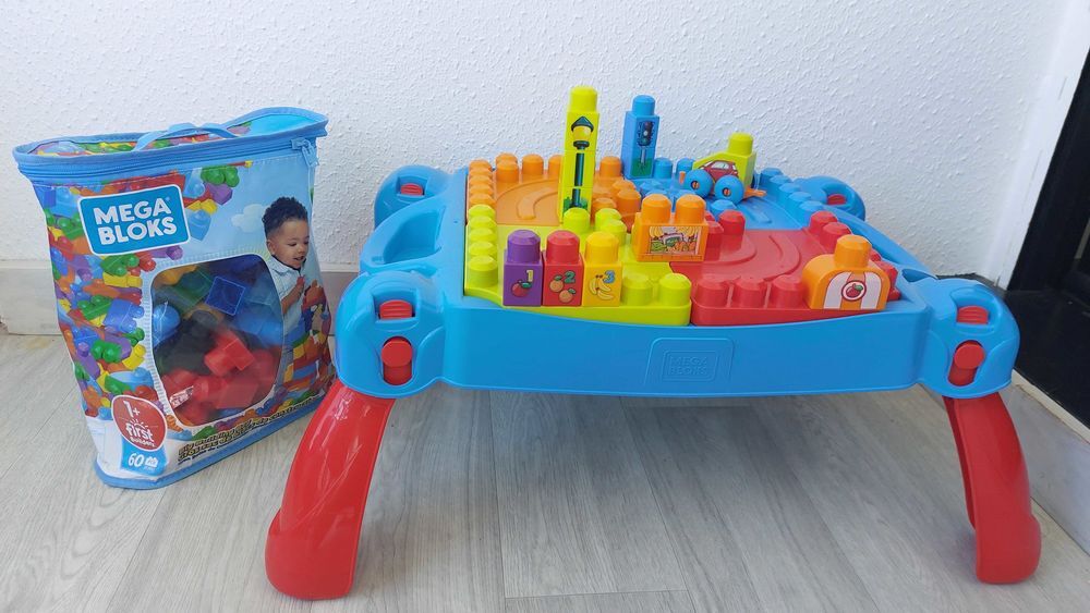 Table Mega Bloks avec ses briques + sac de 60 briques suppl&eacute;mentaires Jeux / jouets