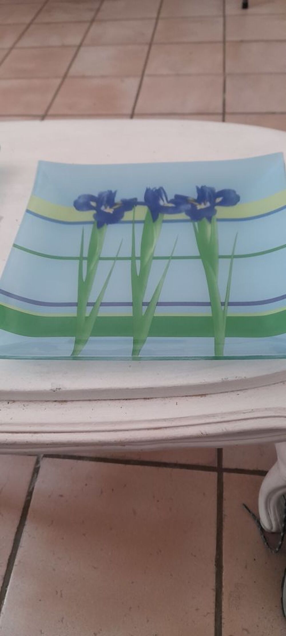 2 grandes assiettes ou plats en verre. Dcoration