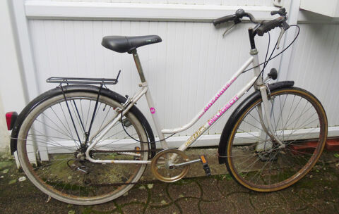 V�lo de ville vintage de marque PEUGEOT
20 Nantes (44)