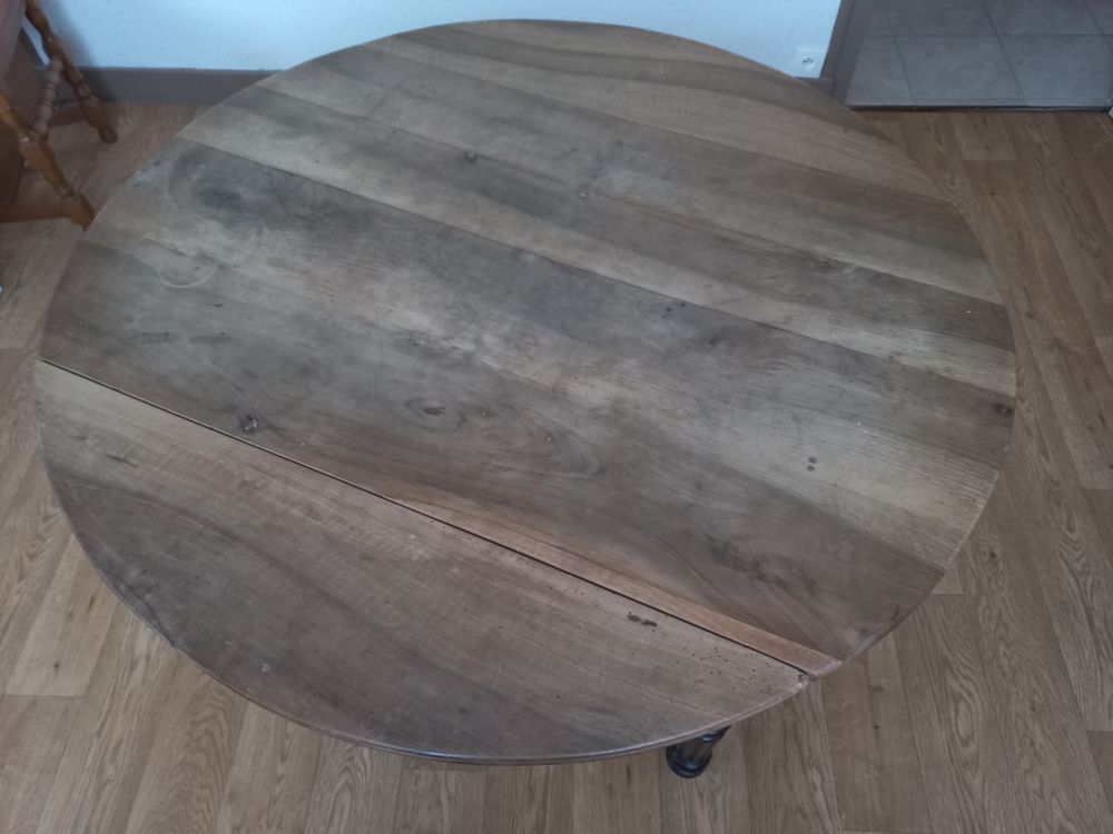 Table ronde + 4 chaises
Meubles