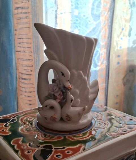 Petit vase avec cygne blanc 5 H�nin-Beaumont (62)