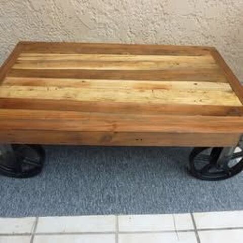 TRES BELLE TABLE BASSE EN BOIS STYLE INDUSTRIELLE
Aubagne (13)