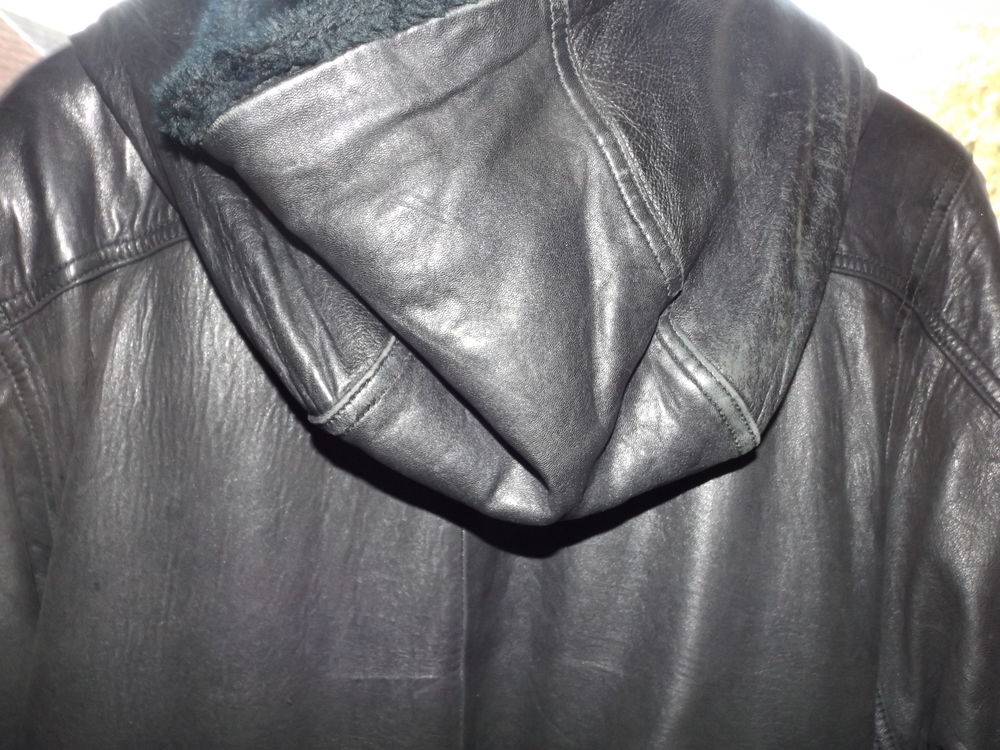 Veste en cuir mi longue
Vêtements