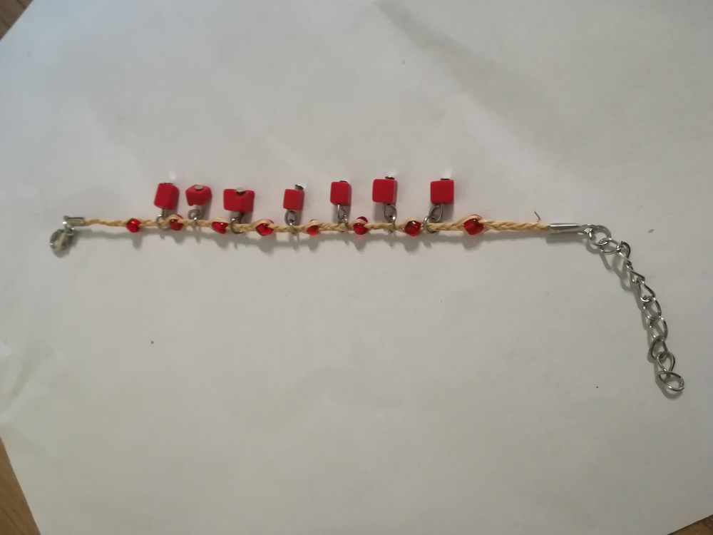 BRACELET FANTAISIE avec petits cubes orange
Bijoux et montres