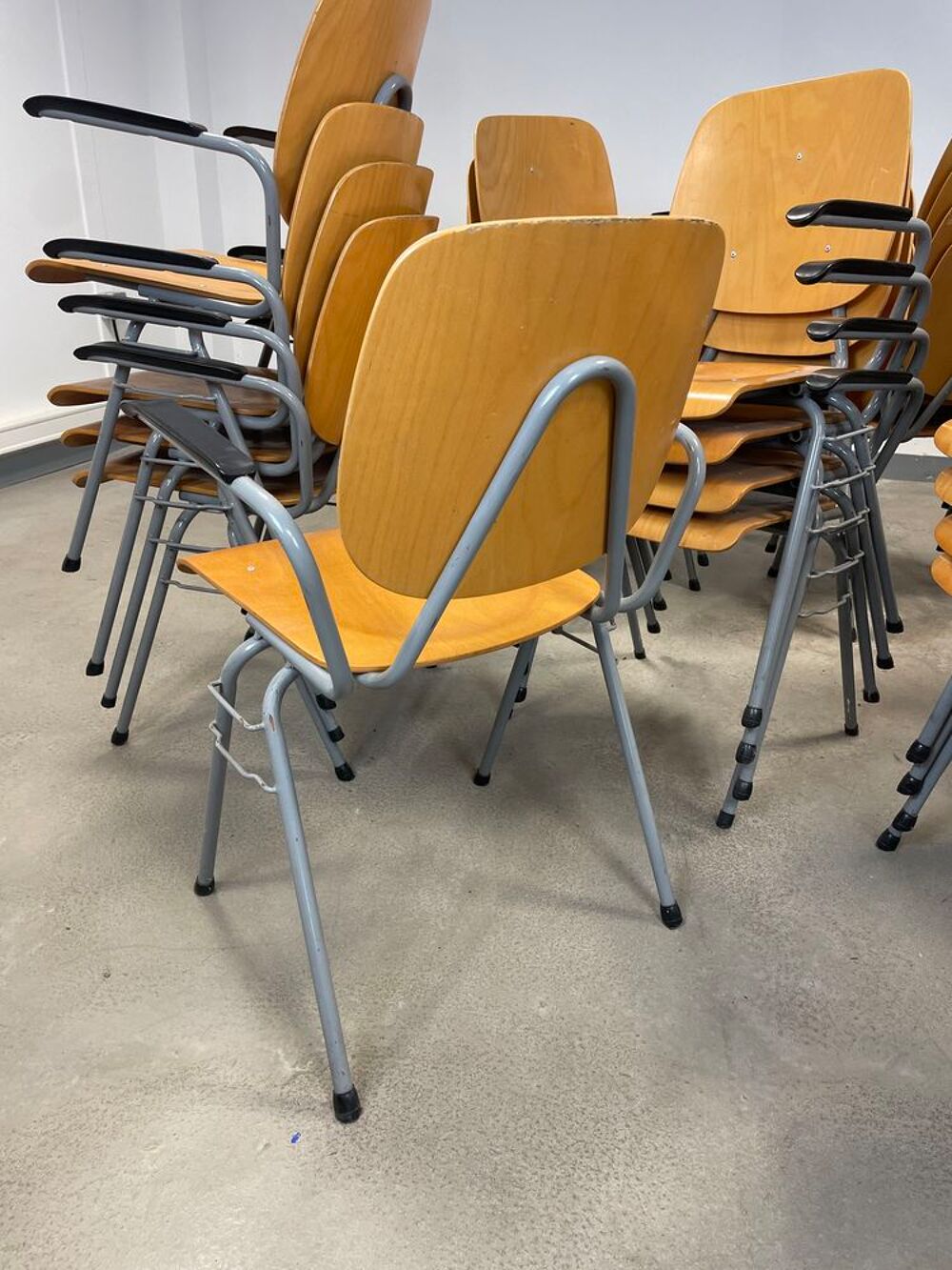 36 chaises accoudoirs &eacute;cole indus LIVRAISON POSSIBLE Meubles