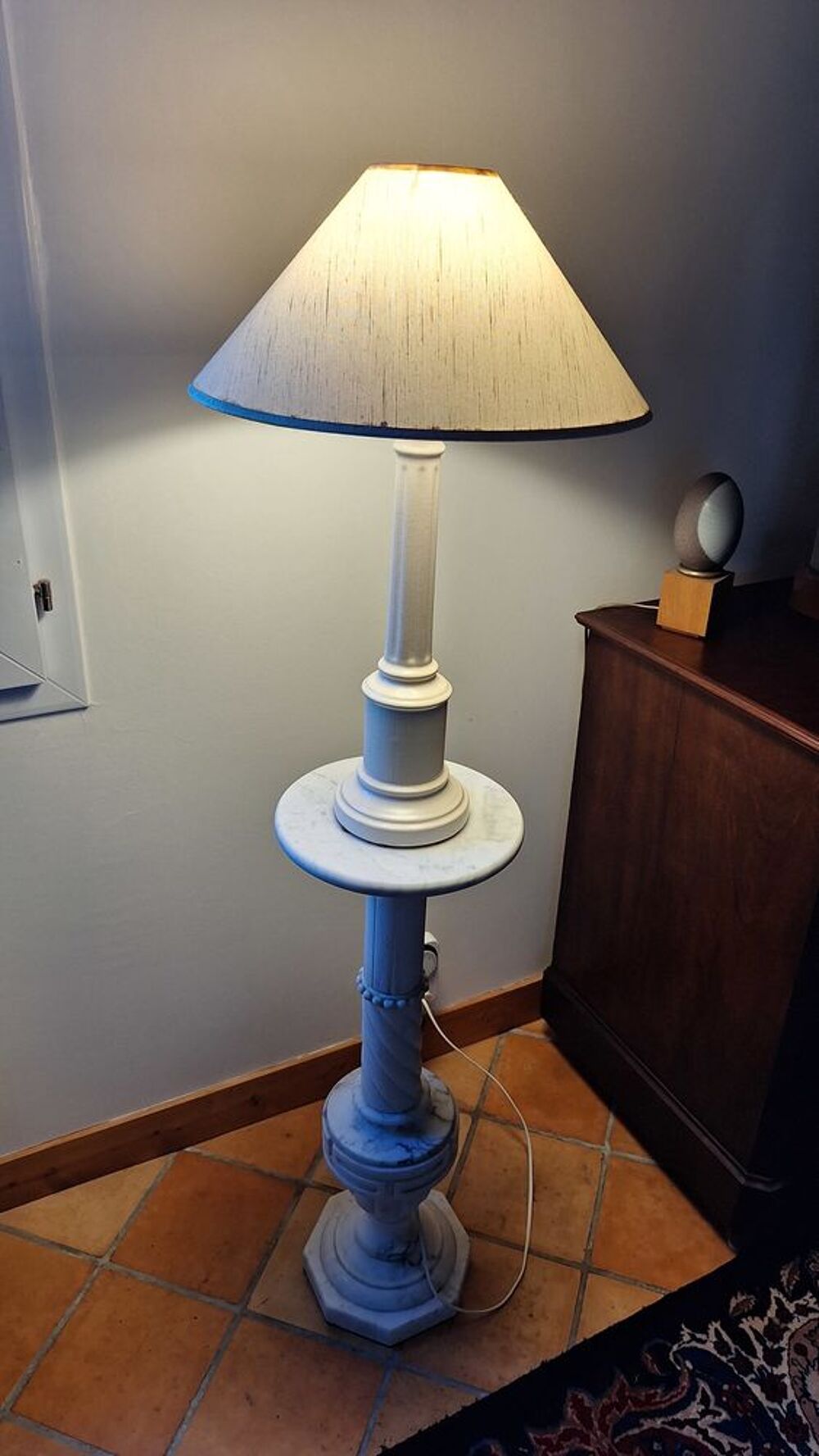 Lampe en fa&iuml;ence et abat-jour en tissu clair Décoration