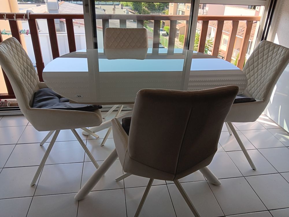 Table et ses 4 chaises. Meubles