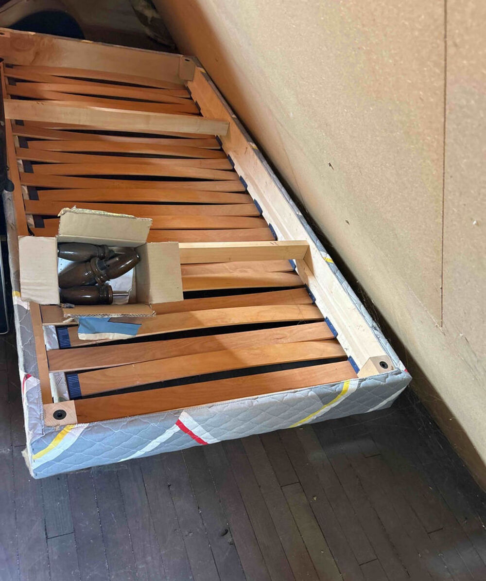 Donne 3 sommiers &agrave; lattes 90 cm et un matelas bultex. Meubles