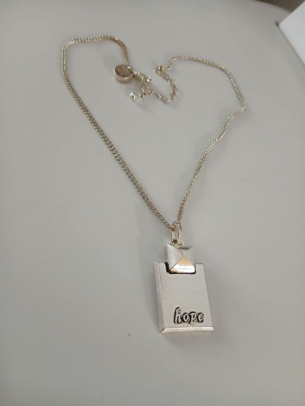 Belle m&eacute;daille de l'espoir BUD TO ROSE N&deg;1401 Bijoux et montres
