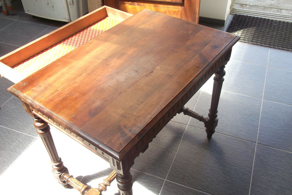 TABLE en MASSIF de 92x60 cm.H.72 cm avec un tiroir
Meubles