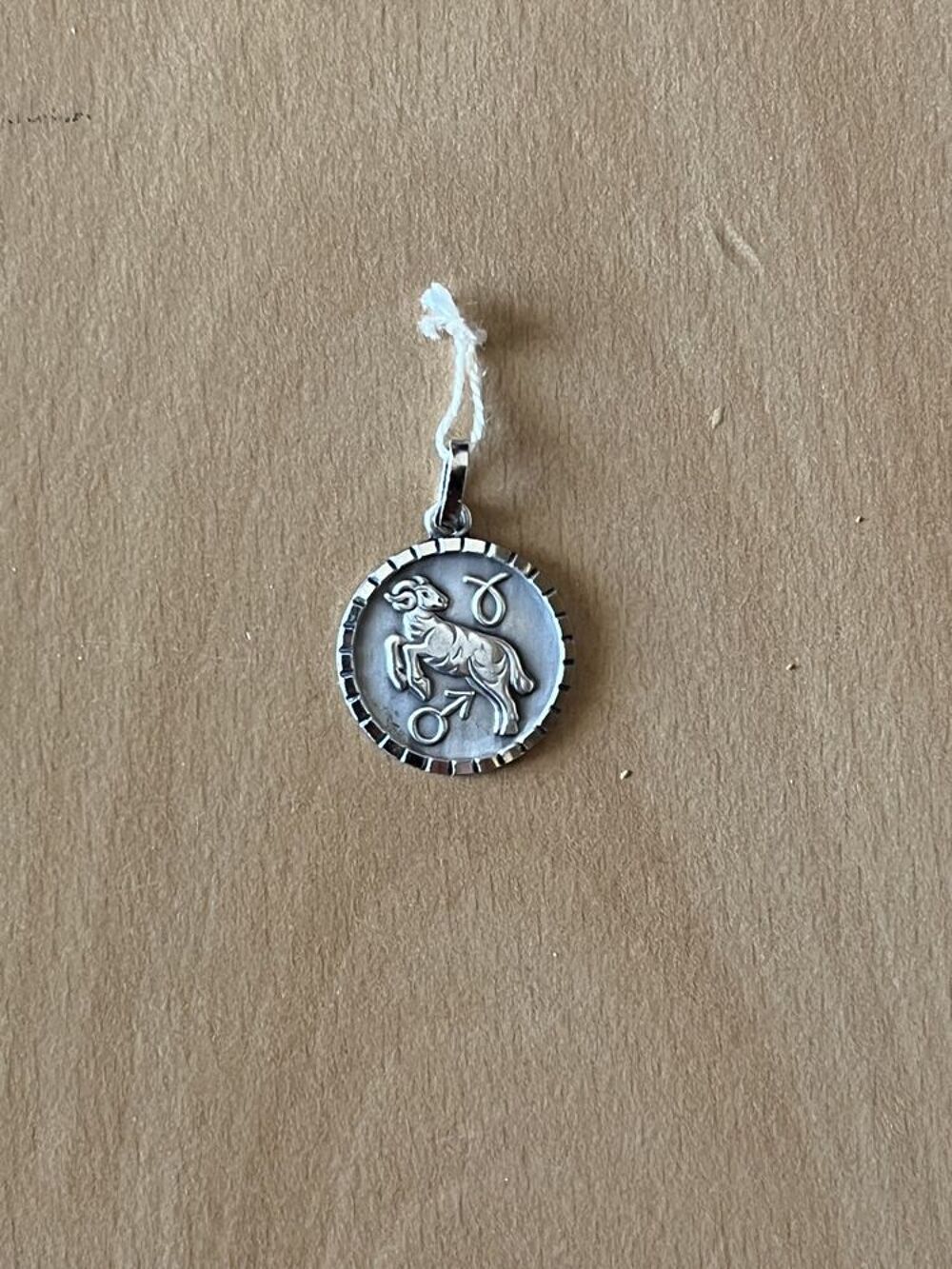 M&eacute;daille pendentif pendant plaqu&eacute; argent B&eacute;lier Bijoux et montres